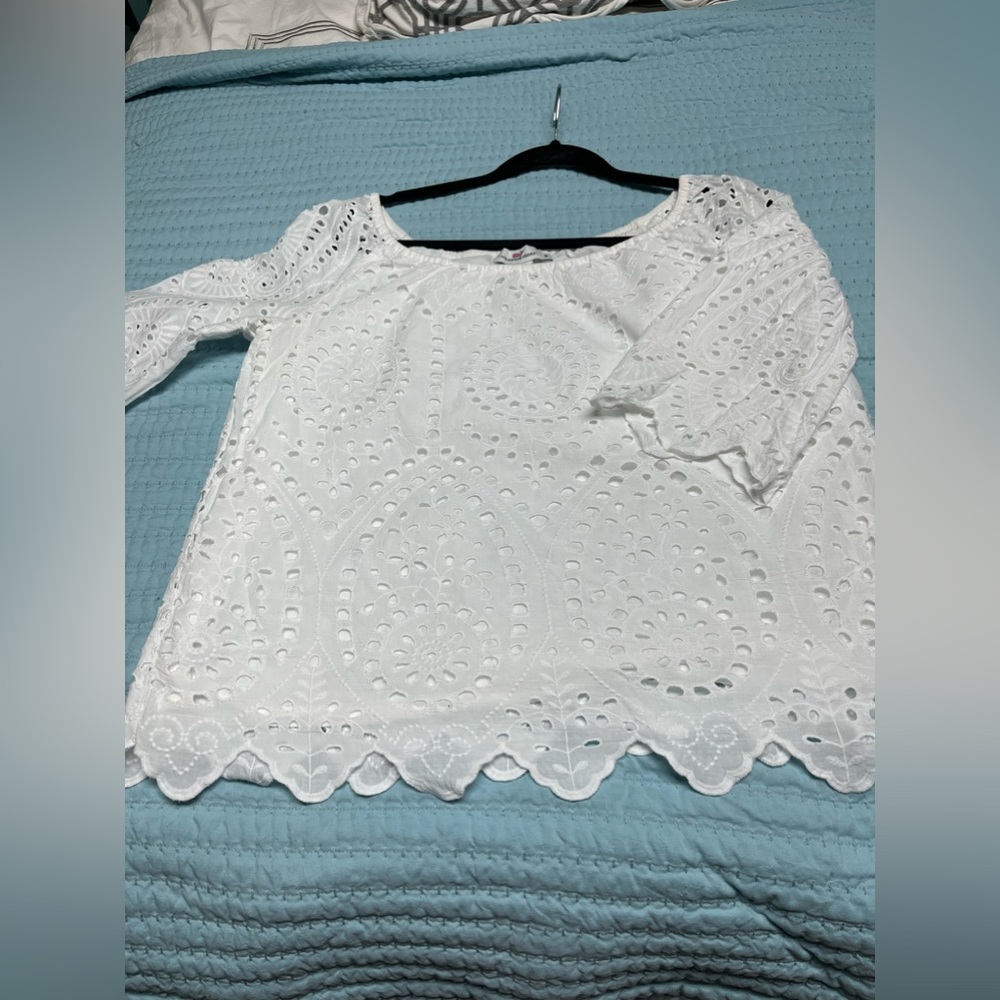 Vineyard Vines white lace summer top in EUC!!  Size medium.